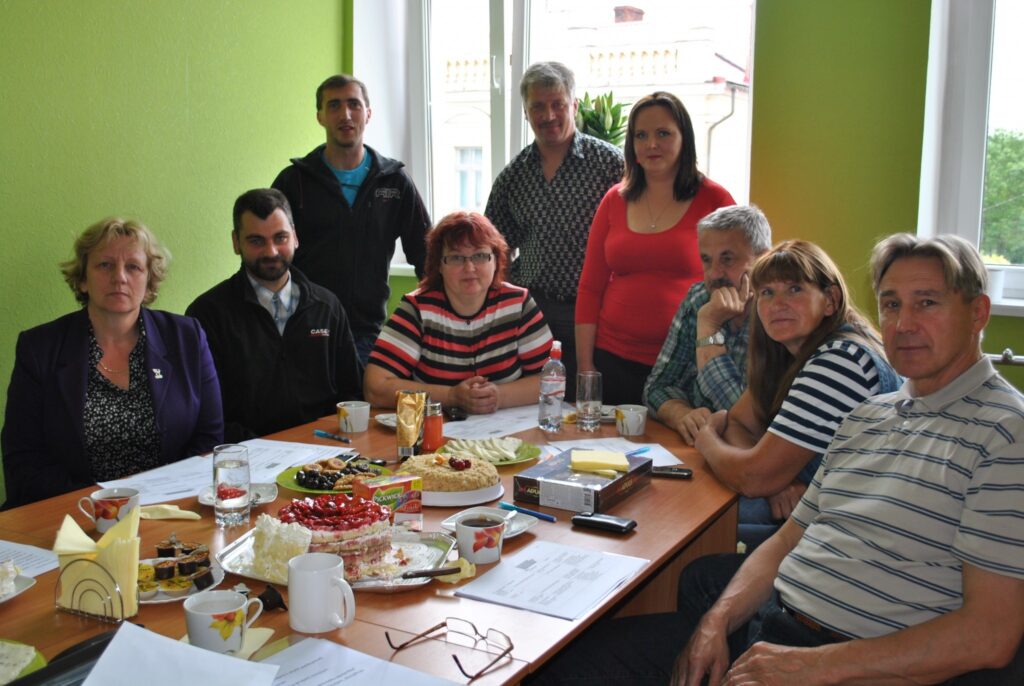 Ceturtdien svētki bija biedrības “Lauksaimnieku apvienība” valdei, kas pirmo reizi uz sēdi pulcējās biedrības jaunajās telpās Smiltenē. Tur ikdienā gaidīs ikvienu, kuram interesē jaunumi lauksaimniecībā. 
Autors: Sandra Pētersone