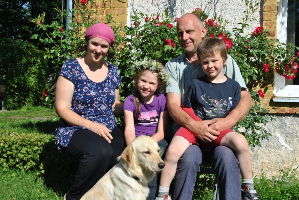 Līga Krūmiņa-Krīgere un Tomass Krīgers ar bērniem Lindu un Luku pirmo reizi līgos savās jaunajās mājās Smiltenes pagastā. Idejas svētku galda klāšanai iesaka Tomass,  kura pavāra dotības slavē gan ģimene, gan draugi.
Autors: Sandra Pētersone