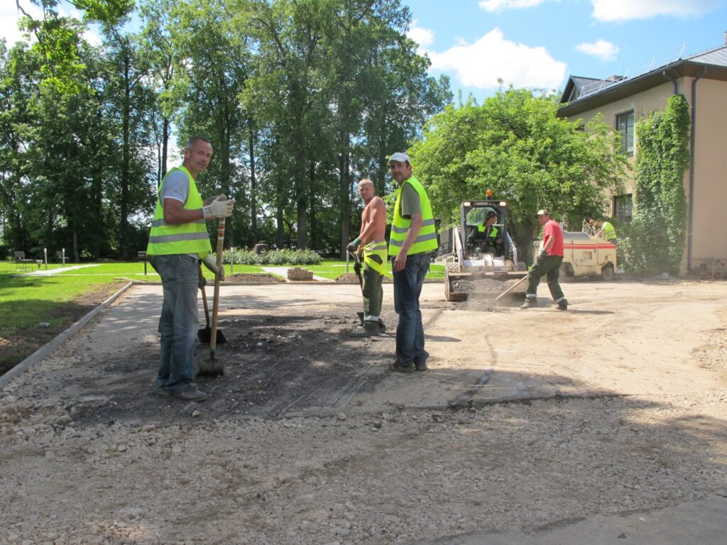 Autostāvlaukums ir sagatavots, atliek vien to noasfaltēt.
Autors: Aldis Dubļāns