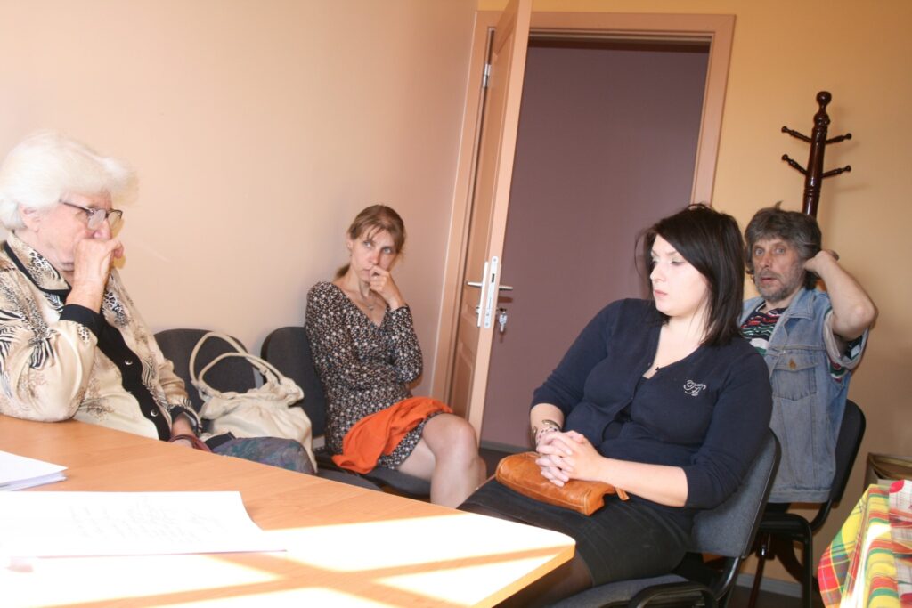 Jaunizveidotās apvienības dalībnieki Ausma Kurpniece (no kreisās), Anita Anitīna, Zane Brūvere-Kvēpa un Normunds Rudzītis apspriež turpmāko organizācijas darbību. 
Autors: Aivars Zilbers