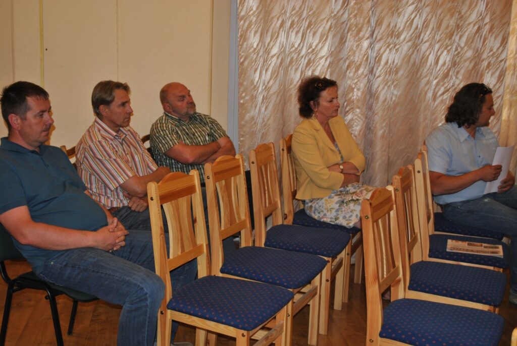 Ja pirmajā Smiltenes novada uzņēmēju sanāksmē ieradās vairāk nekā 40 cilvēku, tad šo pirmdien pašvaldības zālē palika daudz tukšu krēslu. Līdz ar to uzņēmēju padomes sastāvs vēl nav izlemts. 
Autors: Sandra Pētersone