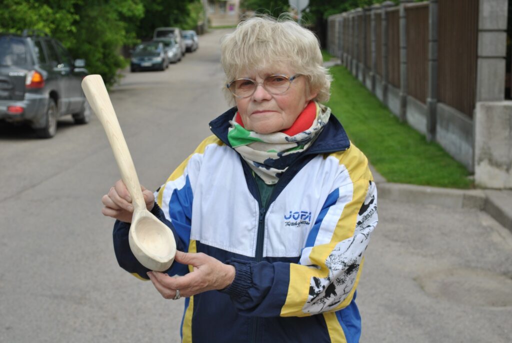 Variniete Maiga Āboliņa priecājas arī par šo savas privātkolekcijas papildinājumu - koka karoti, ko uzdāvinājis Variņu pamatskolas 9. klases absolvents Ģirts Muižnieks. Uz karotes ir pusaudža autogrāfs. 
Autors: Sandra Pētersone