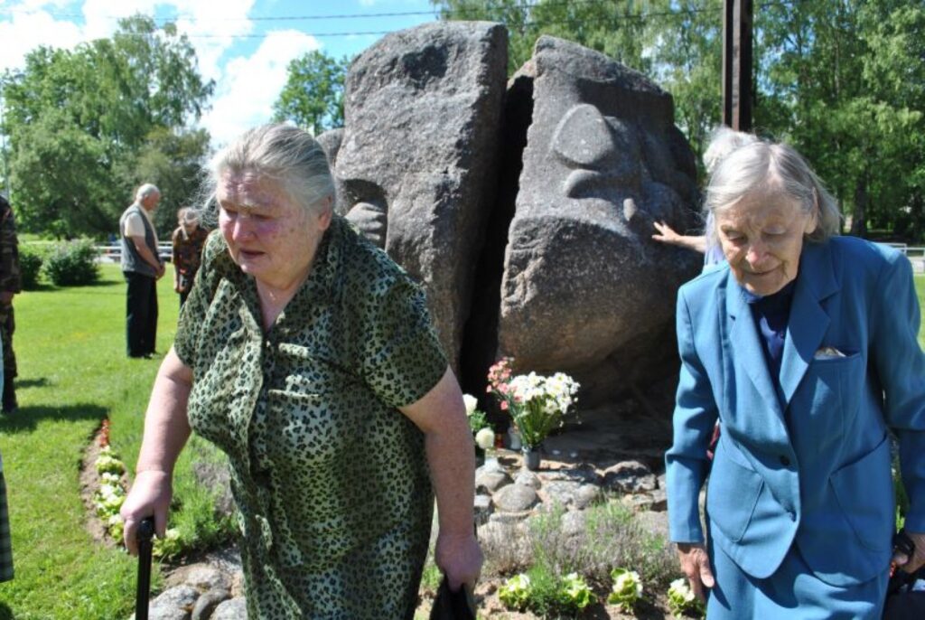 Šodien Latvijā atceras 1941. gada 14. jūnijā deportētos Latvijas iedzīvotājus.  Bilskēnieti Aiju Laurinoviču (no kreisās) kopā ar ģimeni izveda divu gadu vecumā no Valgundes pagasta Jelgavas pusē. 
Autors: Sandra Pētersone