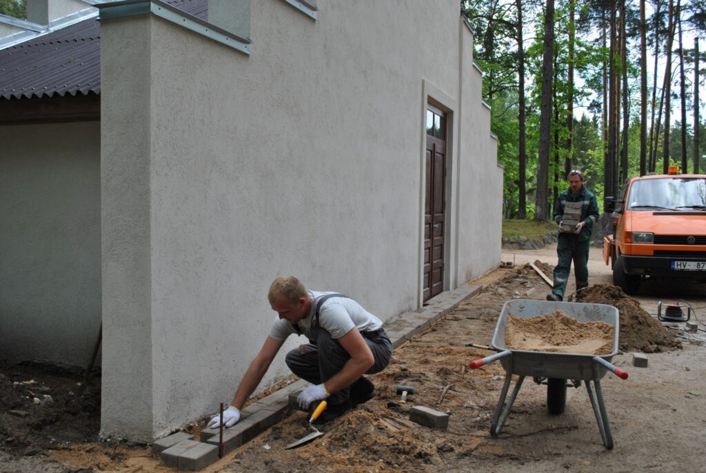 Jaunu, glītu izskatu pēc rekonstrukcijas ieguvusi kapliča Smiltenes Meža kapos. Arī ūdens tur iekšā vairs netiks, jo ēkai ir uzlikts jauns jumta segums, stāsta “Smiltenes NKUP” strādnieki Jānis Liniņš (no kreisās) un Edijs Seipulis. 
Autors: Sandra Pētersone
