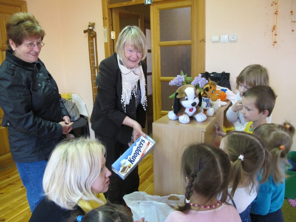 Šonedēļ Valkas specializētajā bērnudārzā “Pumpuriņš” ar dāvanām viesojās ilggadējā labdare Elke Knappe (no labās), kura kopā ar Vācijas pilsētas Pichau Pēterbaznīcas draudzes sieviešu kustības aktīvisti Gīzelu Volteru tur rūpi par šī bērnudārza audzēkņiem. 
Autors: Inga Karpova