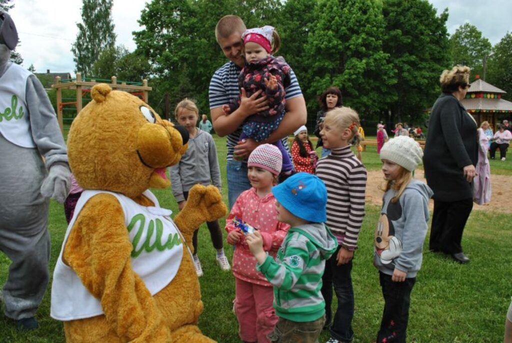 Rotaļu laukumā, kur notiek Smiltenes novada labdarības akcijas “Balta, balta mana sirds” noslēgums.
Autors: Sandra Pētersone