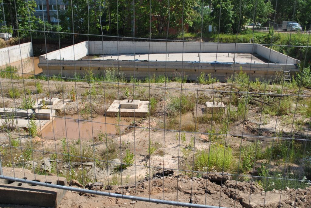 Smiltenes novada dome nolēmusi no privātuzņēmējiem atpirkt bijušo pašvaldības zemi Smiltenē, Kalēju ielā,  kur atrodas iesaldēta jaunbūve, un uz esošajiem pamatiem būvēt ēku peldbaseinam un bibliotēkai.
Autors: Sandra Pētersone