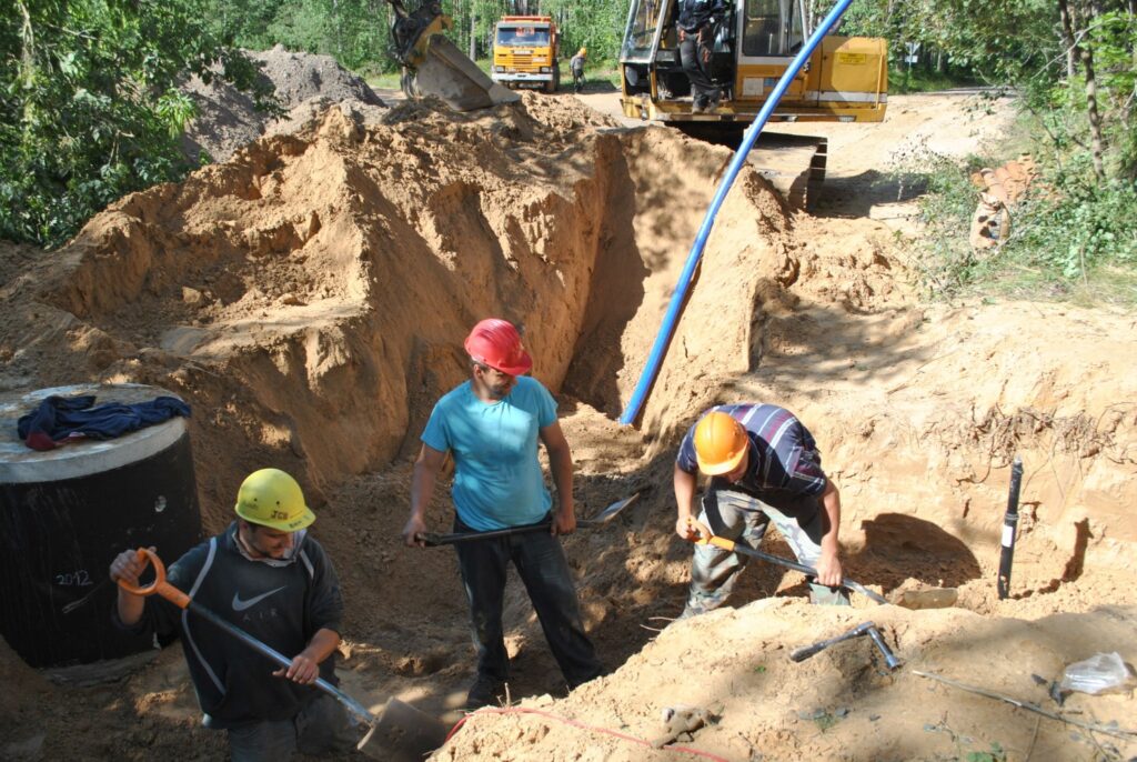  “Vidzemes energoceltnieka” strādnieki Strenčos šobrīd būvē ūdensvadu un kanalizācijas tīklus Gaidu ielā, bet vēlāk to pašu darīs Valkas ielas posmā. Savukārt SIA “8CBR” augustā uzsāks šā tranzītielas posma rekonstrukciju
Autors: Sandra Pētersone