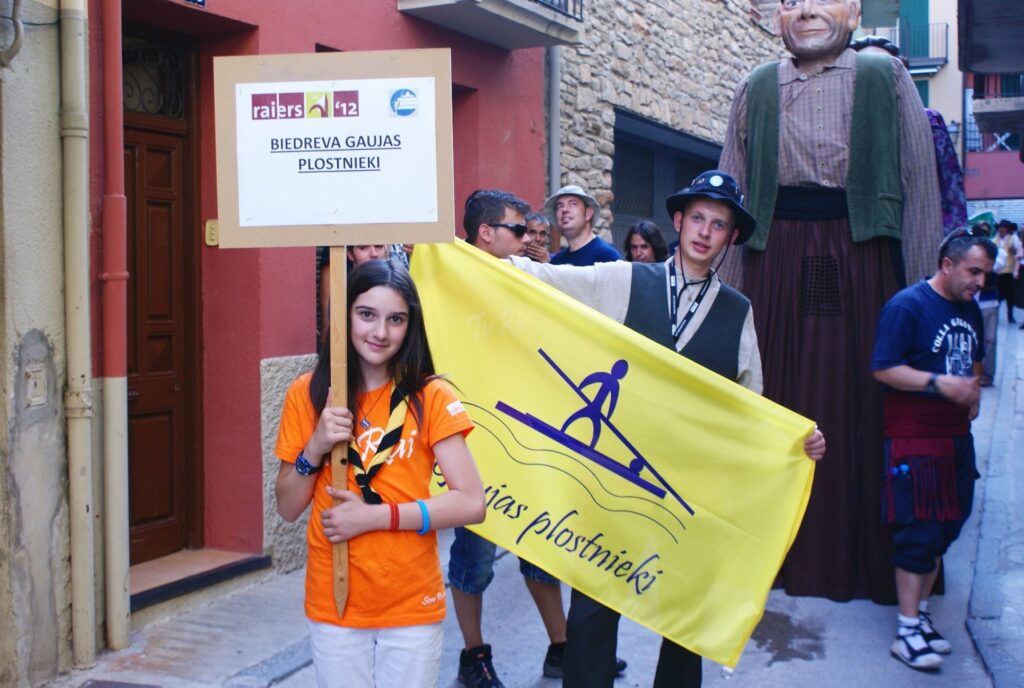 Biedrību “Gaujas plostnieki” Starptautiskās plostnieku asociācijas ģenerālajā asamblejā Spānijā pārstāvēja strencēnietis Armands Vanags (attēlā) un Māris Mitrevics. Attēlā - gatavošanās svinīgajai plostnieku parādei.
Autors: Sandra Pētersone