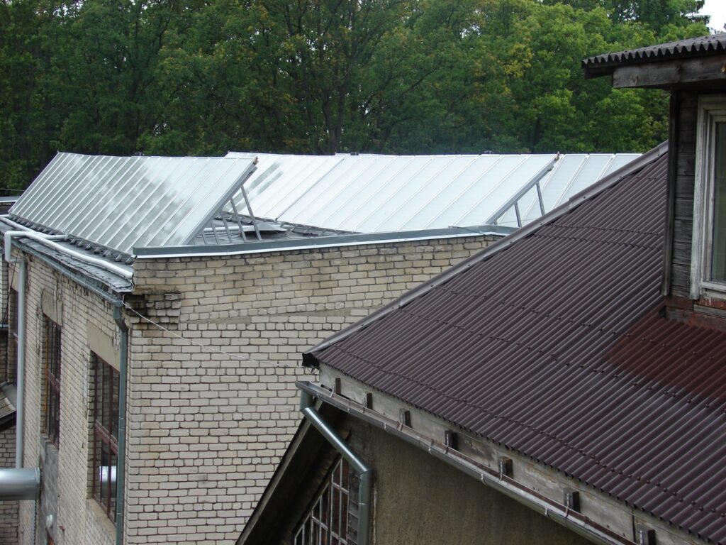  Jaunie saules kolektori uz katlumājas jumta Kalnamuižā ir pavērsti pret dienvidrietumiem. Šajā virzienā Saules intensitāte esot vislielākā.
Autors: Sandra Pētersone