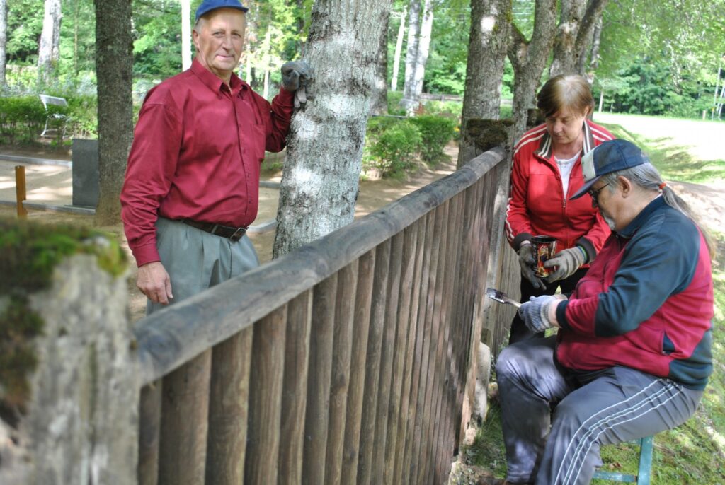 Strenču kapsētas pārzinis Jānis Zaķis (no kreisās) ir gandarīts, ka līdz kapusvētkiem būs atjaunota  koka sēta apkārt Vecajiem kapiem. To krāso Pēteris Priedītis, piepalīdzot Intai Nikelei (attēlā) un Haritai Lācei. 
Autors: Sandra Pētersone