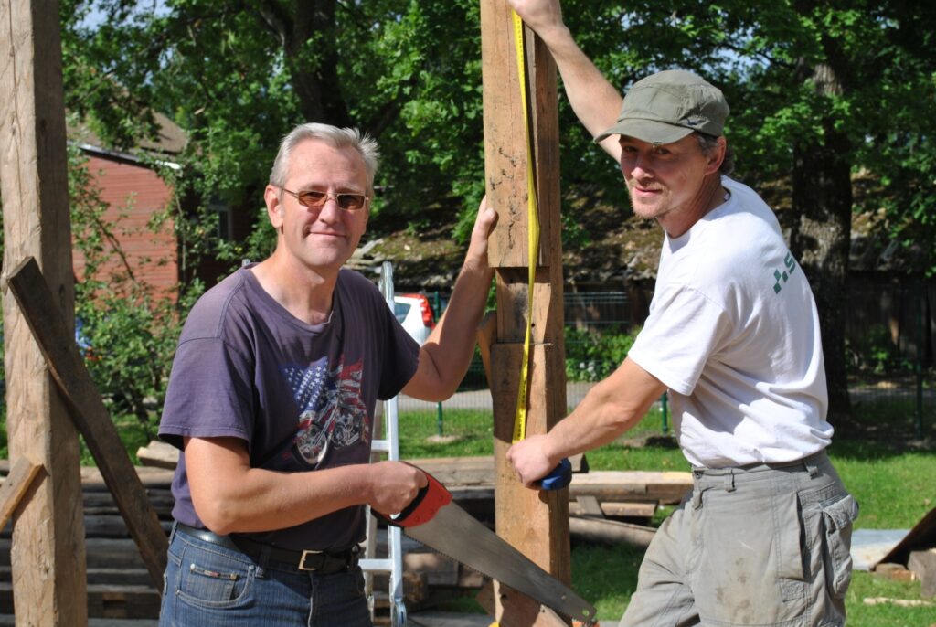 Remontstrādnieks Aivars Gailītis (no kreisās) un namdaris Alvils Dūdiņš pagaidām vēl ceļ Strenču bērnudārza jauno šķūni, bet drīz realizēs vienu no mākslinieku idejām Strenču novada svētku lieluzvedumam.
Autors: Sandra Pētersone