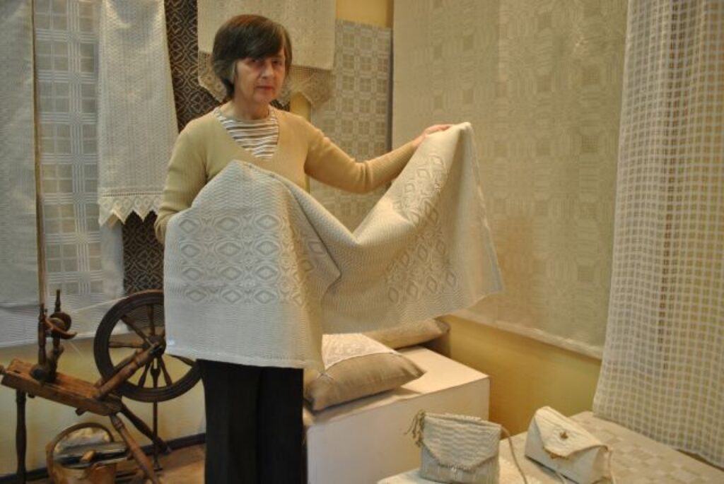 Tautas Lietišķās mākslas studijas “Smiltene” vadītāja Inese Kauliņa aicina uz izstādi “Lins lietišķajā mākslā”. 
Autors: Sandra Pētersone