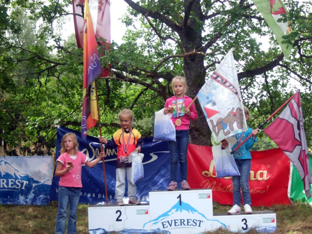  Valmieras čempionātā orientēšanās sportā jaunākajā S-8 grupā uzvarēja komandas “Azimuts OK -Smiltenes BJSS” sportiste Hanna Gabriela Ziemiņa (vidū). 
Autors: publicitātes foto