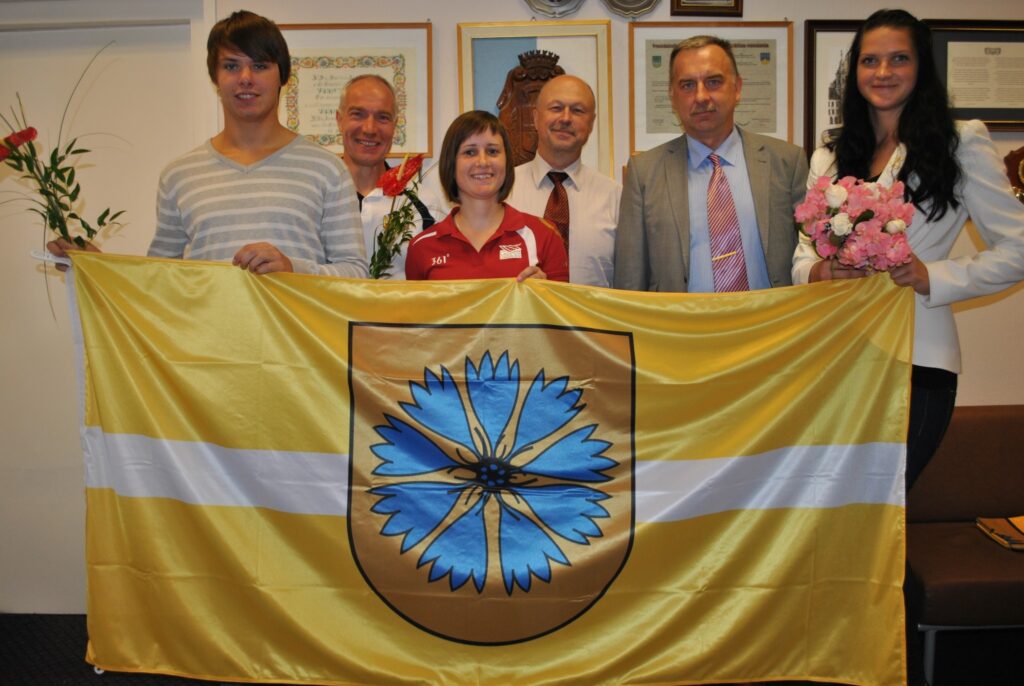 Šodien Smiltenes novada domes priekšsēdētājs Ainārs Mežulis un izpilddirektors Kārlis Lapiņš pateicās par sportiskajiem sasniegumiem pasaules mērogā  olimpietēm Sandrai Aleksejevai un Līnai Mūzei, šķēpmetējam Intaram Išējevam un viņa trenerim Guntaram Marksam.
Autors: Sandra Pētersone