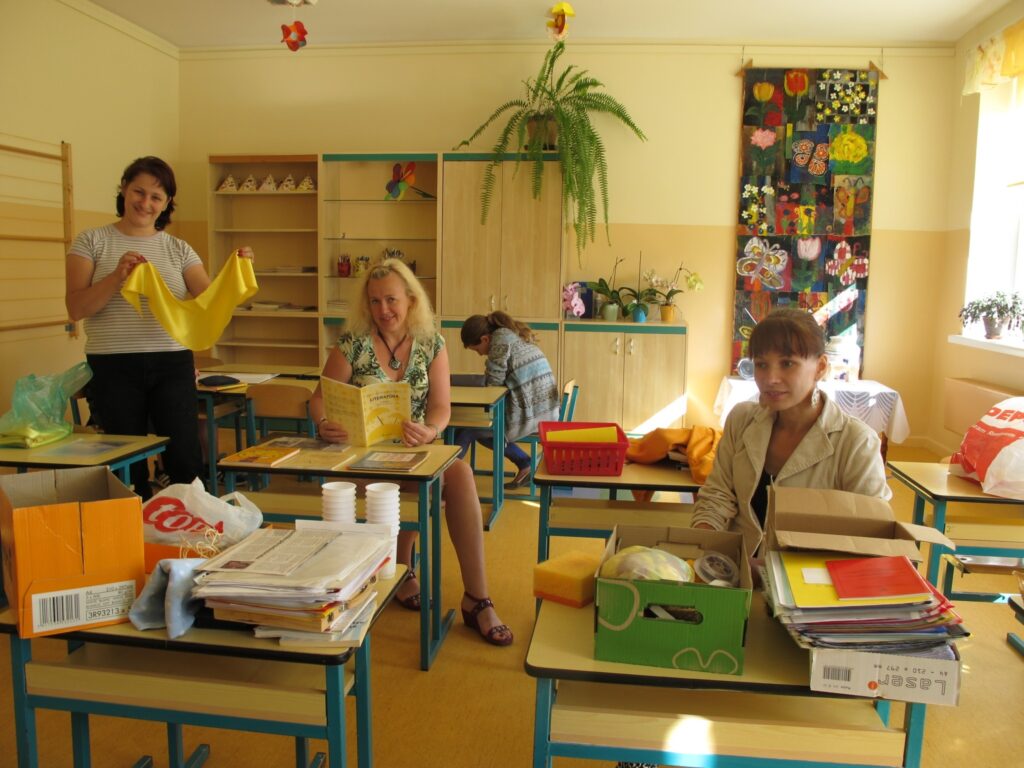 Strenču vidusskolas 1. klases audzinātāja Solvita Tēberga (no kreisās) jau sagādājusi dāvanas pirmīšiem - dzeltenus kaklautus, un šonedēļ kopā ar kolēģēm Mariku Kalvi un Gintu Beišu pāršķiroja mācību materiālus, gaidot 1. septembri.
Autors: Sandra Pētersone