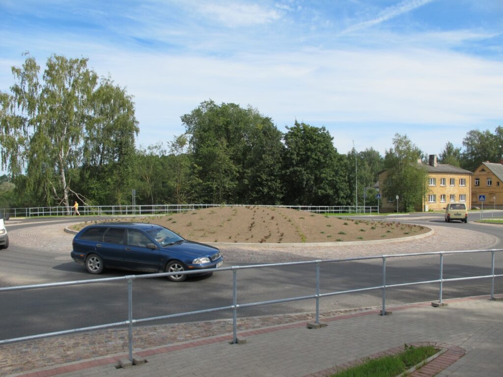 Šīs nedēļas sākumā rotācijas aplis Smiltenē, Daugavas, Valkas un Audēju ielas krustojumā, ticis pie apstādījumiem. 
Autors: Sandra Pētersone