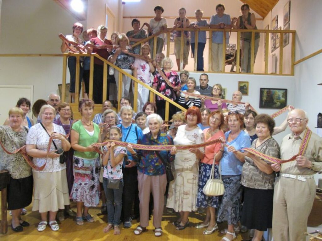 Šajā fotogrāfijā  mūsu abonenti Līvānos, Latgales mākslas un amatniecības centrā, rokās tur unikālu eksponātu: 94 metrus garu tautisko jostu, ko audušas 13 Līvānu novada audējas. 
Autors: Sandra Pētersone