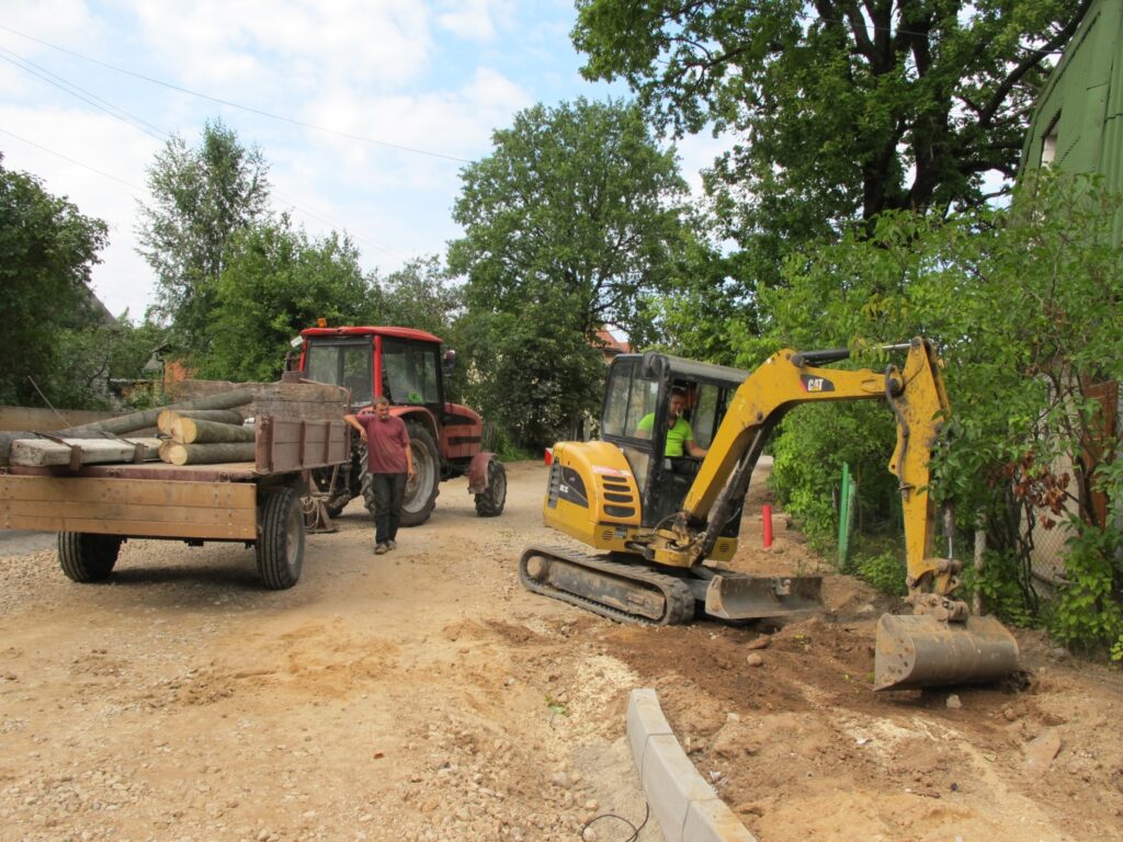 : Pagaidām Smiltenē, Vaļņu ielā, strādā tikai “Vidzemes energoceltnieks”,  rekonstruējot elektrotīklus. Ūdensvada un kanalizācijas izbūve ielā ir atkarīga no ministrijas lēmuma par Eiropas naudas piešķiršanu. 
Autors: Sandra Pētersone