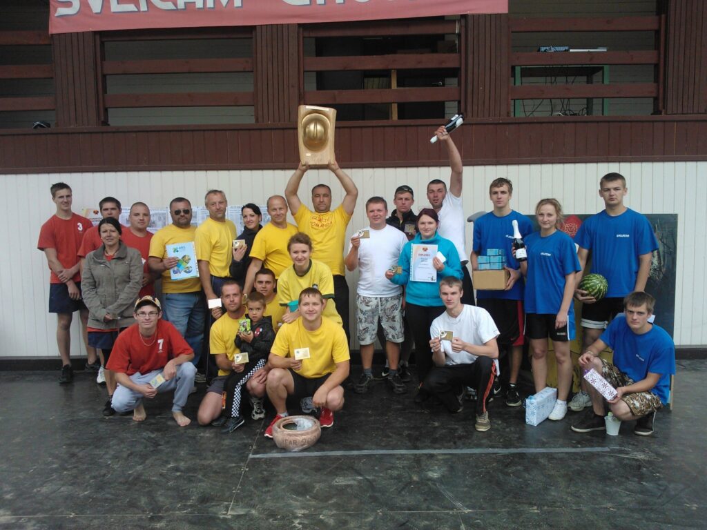 Valsts ugunsdzēsības un glābšanas dienesta Smiltenes posteņa komanda (vidū dzeltenajos krekliņos) atkārtoti uzvarējusi ugunsdzēsēju sacensībās Gaujienā. Ceļojošā balva - “zelta ķivere” - posteņa komandiera Jāņa Šeptera rokās. 
Autors: No personīgā arhīva