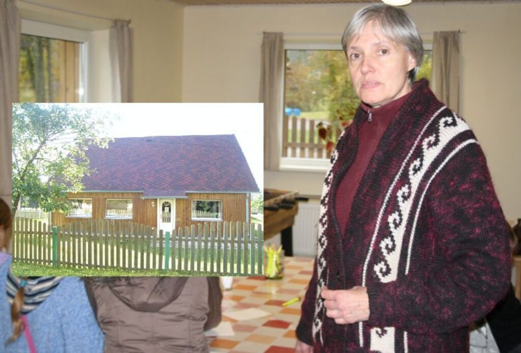 Pārdodamā māja Smiltenē, Peldu ielā, pieder Natālijai Gailītei. Viņa ir arī nodibinājuma “Bērnu brīvā laika centrs Ligzdiņa” valdes priekšsēdētāja. “Ligzdiņa” darbojas šajā ēkā. 
Autors: Sandra Pētersone