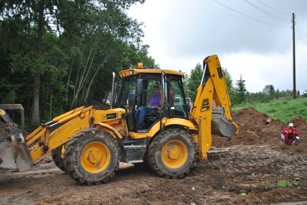 Launkalnes pagastā pēc pašvaldības pasūtījuma firma “Ceļinieks 01” rekonstruē ceļu Launkalne - Priedaine - Lācīši, kas savieno ciematu ar Lizdoles ceļu. Attēlā redzamajā līkumā ceļam būs jauna gultne drošākas satiksmes dēļ.
Autors: Sandra Pētersone