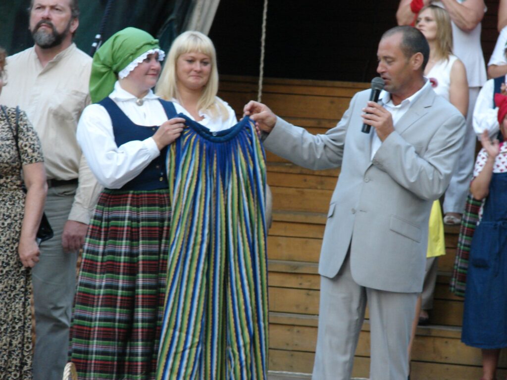 Šādi izskatīsies Strenču novada jaunā tautas tērpa svārki. To pirmo eksemplāru Strenču novada domes priekšsēdētājs Jānis Pētersons un novada kultūras centra vadītāja Daiga Beitika sestdien uzdāvināja novada deju kolektīvu vadītājai Inetai Lezdiņai. 
Autors: Sandra Pētersone