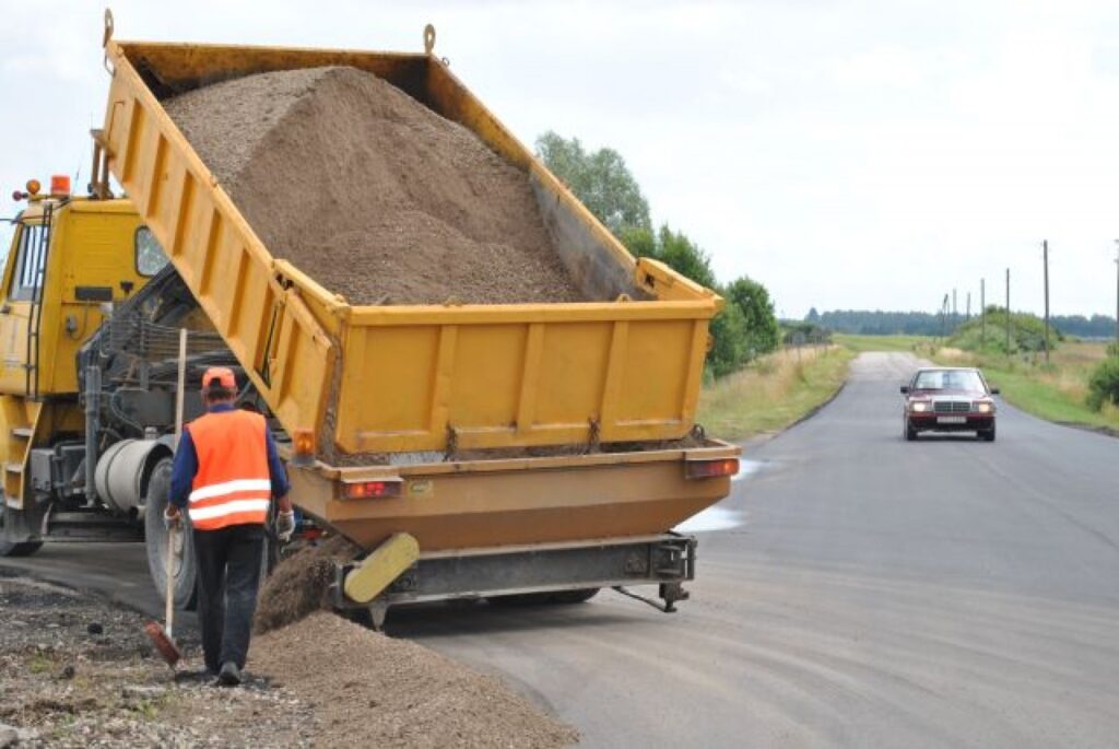  Launkalnieši beidzot sagaidījuši jaunu asfaltu ceļa posmā, kas ved arī uz viņu ciematu. Pēc asfaltēšanas, ko paveica “8CBR”, nomales ar ar šķembu maisījumu uzpildīja Smiltenes ceļu rajons.
Autors: Sandra Pētersone