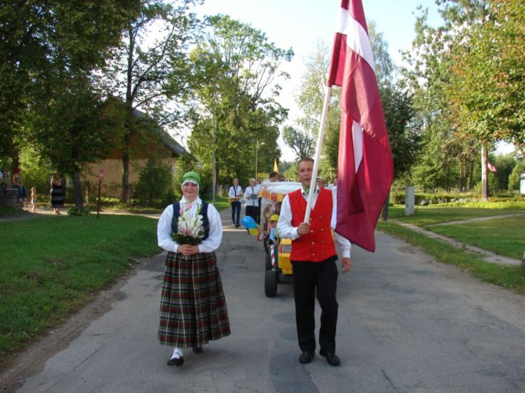 ku gājienā no kultūras centra uz estrādi devās novada pašvaldības, uzņēmumu un pašdarbības kolektīvu pārstāvji, kā arī viesi - Smiltenes pūtēju orķestris. 
Autors: Sandra Pētersone