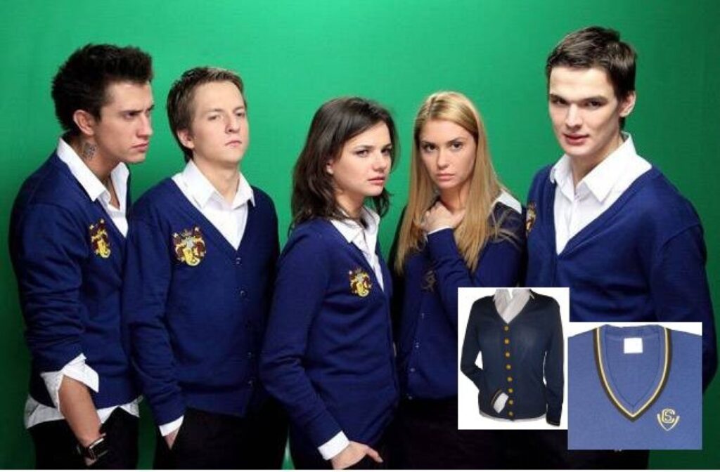 Viens no Smiltenes Centra vidusskolas skolēnu formas tērpa elementiem ir pogājama jaka no merino vilnas un akrila  meitenēm ar izšūtu skolas logo. Cena - no 35 līdz 39 latiem atkarībā no izmēra. Skolēni stāsta, ka formas dizains aizgūts no populārā Krievijas TV seriāla “Slēgtā skola”. 