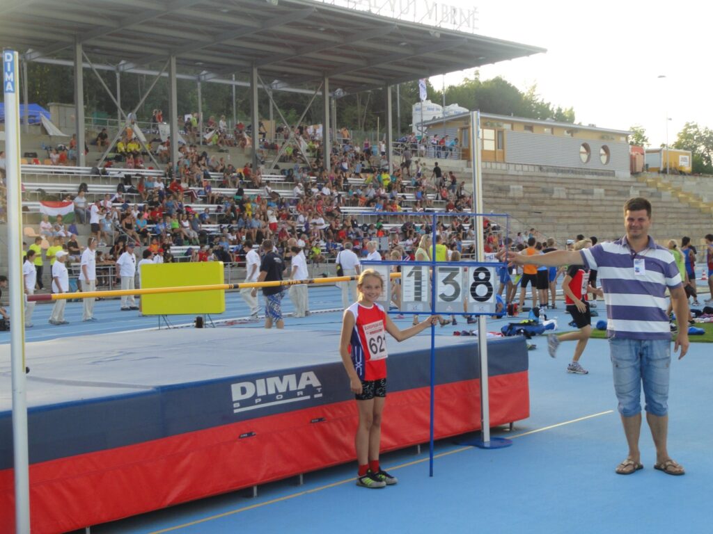 Smiltenes sporta skolas audzēkne Ieva Ābola sagādāja patīkamu pārsteigumu, uzvarot augstlēkšanā. Attēlā - kopā ar Ingaru Grēnu.
Autors: publicitātes foto
