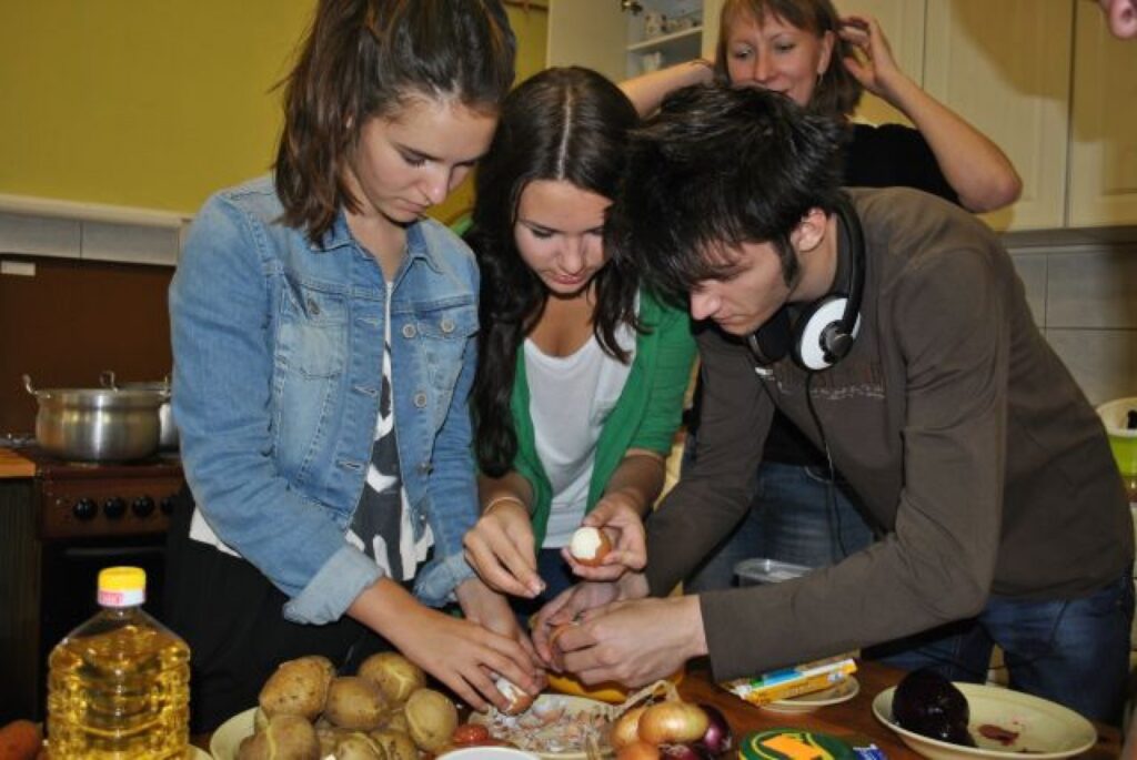 Nastja Kozačenskaja, Soņa Vavilova, Mikaels Mamedovs un viņu skolasbiedri piektdien   gatavoja krievu virtuvē populārus ēdienus un cienāja Smiltenes ģimnāzistus.
Autors: Sandra Pētersone