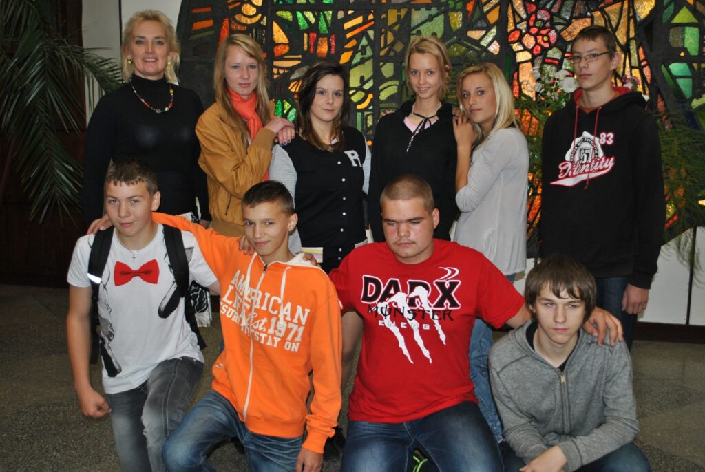  Variņu pamatskolas tagadējai 9. klasei skola paliks atmiņā ar jauko gaisotni, un nākamajā absolventu salidojumā viņi noteikti būšot. Savukārt skolas direktore Agita Birkenšteina drīz satiks  savus klasesbiedrus. 
Autors: Sandra Pētersone