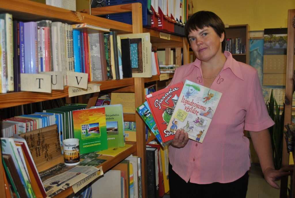  Smiltenes Trīs pakalnu sākumskolas bibliotekāre Sarmīte Rīdere smaida, jo zina, ja strādā no sirds, izdosies bērnus ieinteresēt lasīt grāmatas. Patlaban bibliotēkā viņa atrodas viena, bet, tiklīdz noskanēs zvans, ne viens vien skolēns būs pie grāmatu plauktiem.
Autors: Santa Sinka