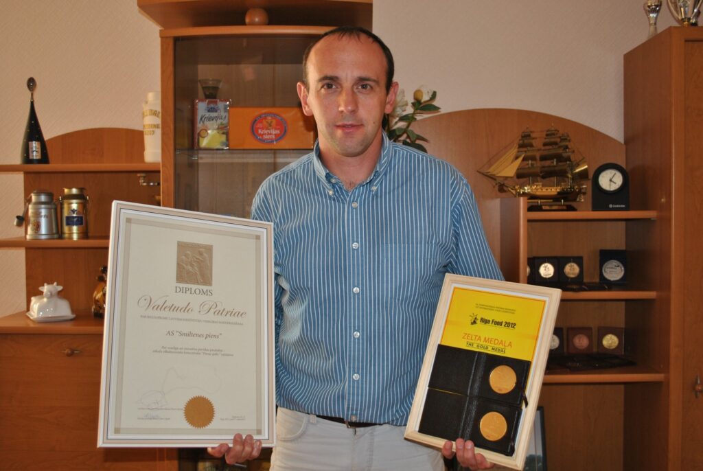 Akciju sabiedrības “Smiltenes piens” valdes loceklis Egils Mūrnieks ir gandarīts, - divi uzņēmumā ražoto sieru veidi izcilās kvalitātes dēļ novērtēti ar zelta medaļu. Balva ir arī par “Piena Spēku”.
Autors: Sandra Pētersone