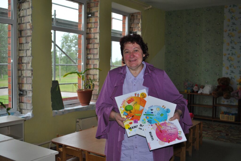  Palsmanes bērnudārzs uzsācis jauno mācību gadu apstākļos, kad ēka un tās apkārtne ir liels būvlaukums. Iestādes vadītāja Līga Ramane priecājas, ka visiem 35 pirmsskolas sagatavošanas grupiņas audzēkņiem “dārziņš” varējis nopirkt mācību grāmatas. 
Autors: Sandra Pētersone