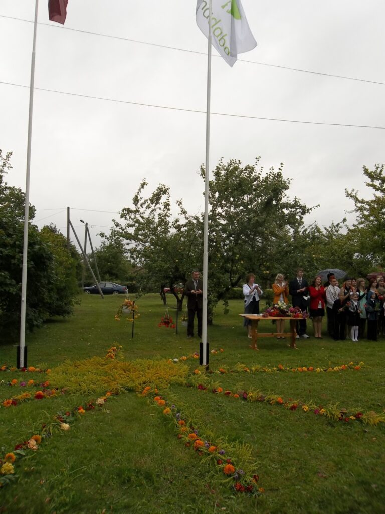  Palsmanes pamatskola ieguvusi Mammadaba vēstniecības statusu, ko apliecina mastā pie skolas uzvilktais vēstniecības karogs. 
Autors: publicitātes foto