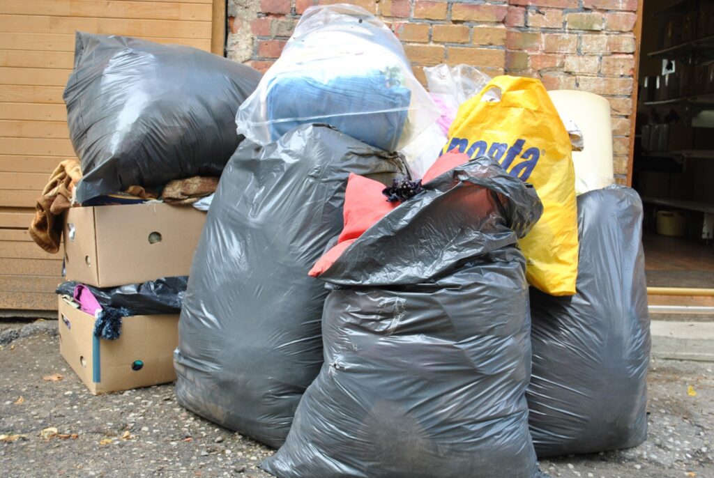  Šos maisus kāds trešdien bija atstājis pie Latvijas Sarkanā Krusta (LSK) durvīm Smiltenē. Maisu saturs nepatīkami pārsteidza LSK darbiniekus. 
Autors: Sandra Pētersone