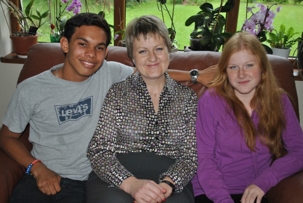  Hosē no Venecuēlas savā ģimenē pagaidām uzņem Marika Pētersone (vidū) ar dzīvesbiedru Jāni, bet skolā jaunietim palīdz klasesbiedrene Klinta Beitika (no labās). Taču jaunietim steidzīgi ir vajadzīga pastāvīga viesģimene
Autors: Sandra Pētersone