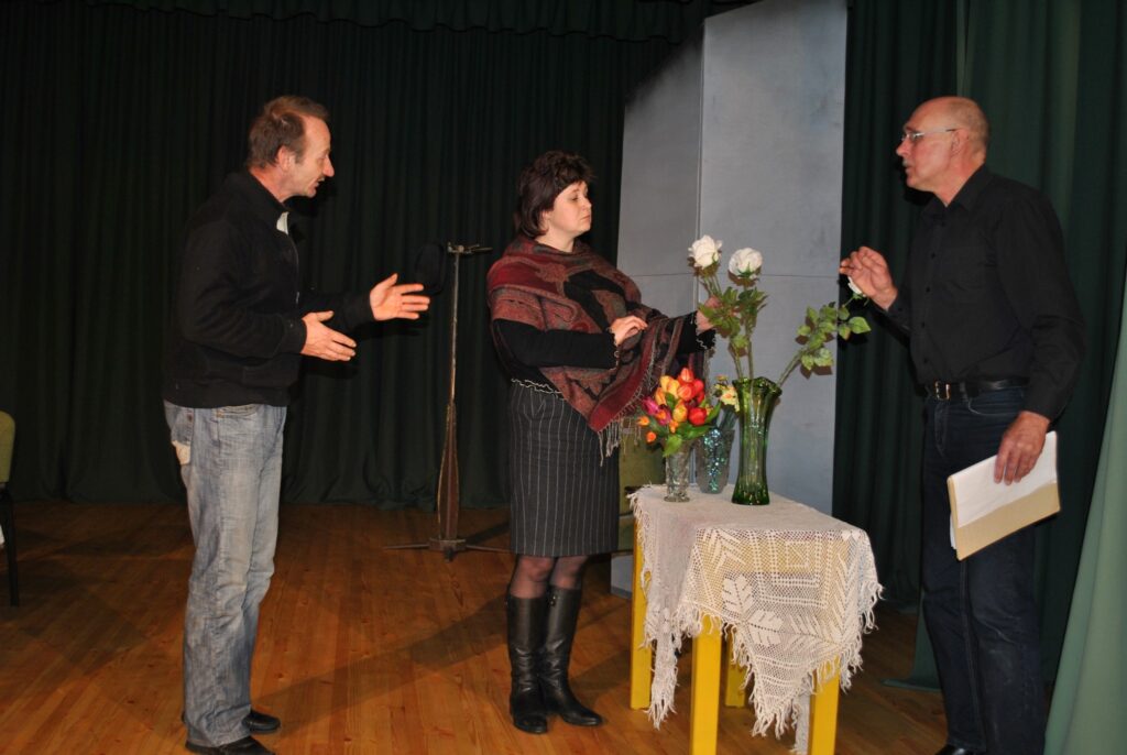 Jāņa Ziemeļnieka Strenču Tautas teātris gatavojas šās sezonas pirmizrādei. Režisors Andris Liepiņš (no labās) mēģinājumā pieslīpē Annas (Daiga Beitika) un Murķeļa (Linards Kaska) dialogu.
Autors: Sandra Pētersone