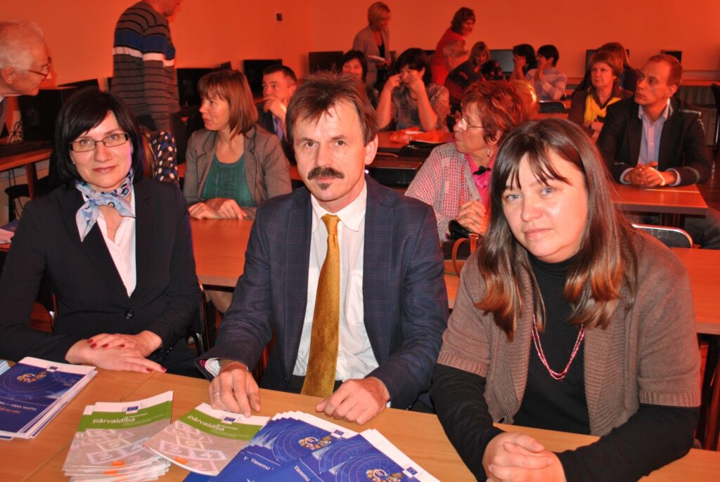 Seminārā par eiro ieviešanas ieguvumiem sabiedrību informēja Latvijas Bankas un Finanšu ministrijas speciālisti.
Autors: Sandra Pētersone