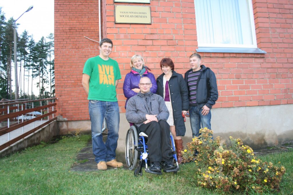  Lai pēc smagās mugurkaula operācijas varētu piecelties no gultas un iesēsties ratiņkrēslā, daudz asaru izliets un no pieres slaucīti smaga darba sviedri. To,  ka brīžiem puisi pārņēmusi apātija un nevēlēšanās cīnīties par savu veselību, zina viņa tuvinieki – divas māsas un jaunākais brālis, kā arī Valkas novada Sociālā dienesta darbiniece Lilija Līviņa. 
Autors: Inga Karpova