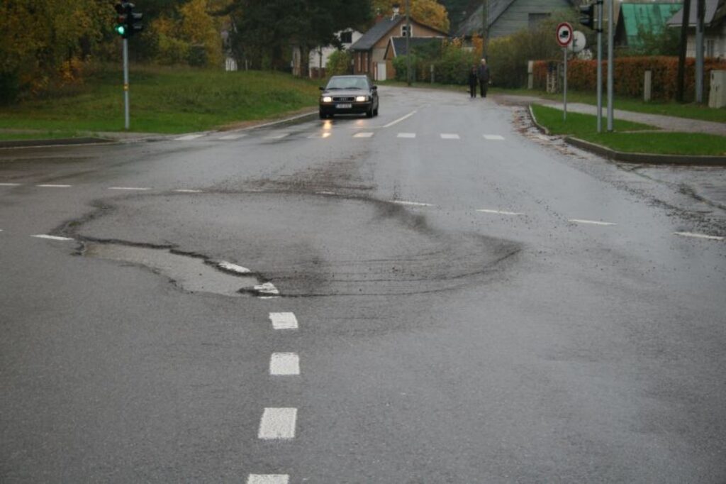 Vēl nav apritējis gads kopš svinīgas jaunās tranzītielas atklāšanas Valkā, bet uz tās asfalta seguma Varoņu ielas krustojumā pie estrādes jau parādījusies pirmā bedre.
Autors: Aivars Zilbers