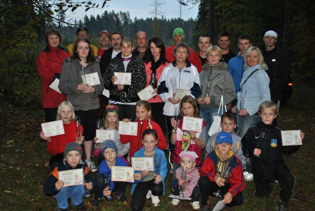 Skriešanas seriālā “Tepera takas 2012” apbalvoti uzvarētāji kopvērtējumā. Viņi ir ne tikai ātrākie, bet arī izturīgākie, jo piedalījās vismaz astoņās kārtās. 
Autors: Sandra Pētersone
