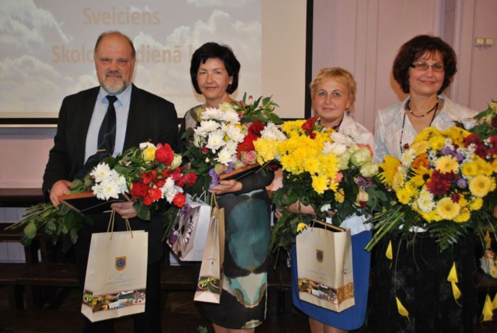 Smiltenes novada Izglītības pārvaldes Gada balvu izglītībā saņēma: Andris Miezītis, Laila Cīrule, Elita Stieģele un Ārija Viļuma. 
Autors: Sandra Pētersone