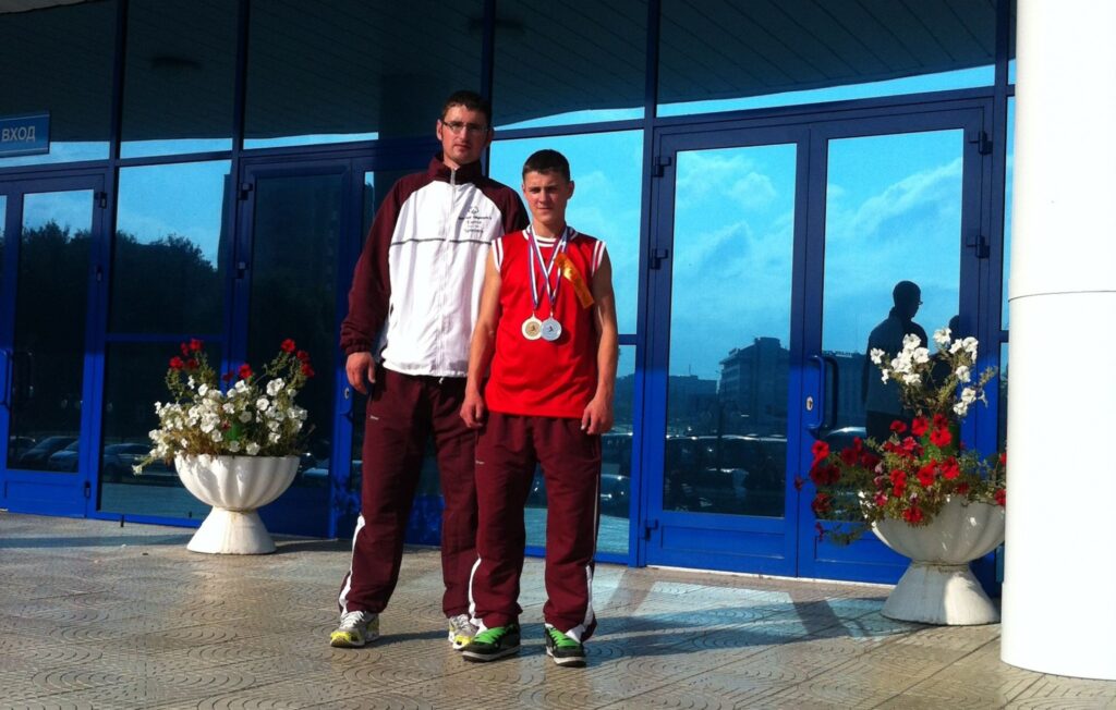 Palsmanes speciālās internātpamatskolas audzēknis Edijs Smirnovs ieguvis otro vietu Eirāzijas vieglatlētikas sacensībās. Attēlā - kopā ar savu sporta skolotāju Dzintaru Ziediņu. 
Autors: publicitātes foto