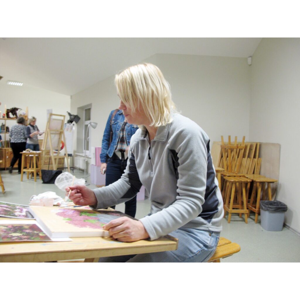 Valkas mākslas skolā atvērta šīs skolas glezniecības studijas izstāde. Studijā darbojas 28 dalībnieki, 11 no tiem - igauņi. Tie ir visdažādāko sociālo slāņu pārstāvji.  Vairāk par to 