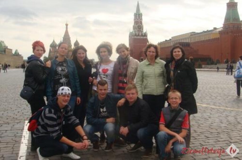 Skolotāja Inga Savicka (otrā rindā otrā no labās) ģimnāzijas delegācijas sastāvā, aplūkojot Maskavu 2011. gadā
Autors: no personīgā arhīva