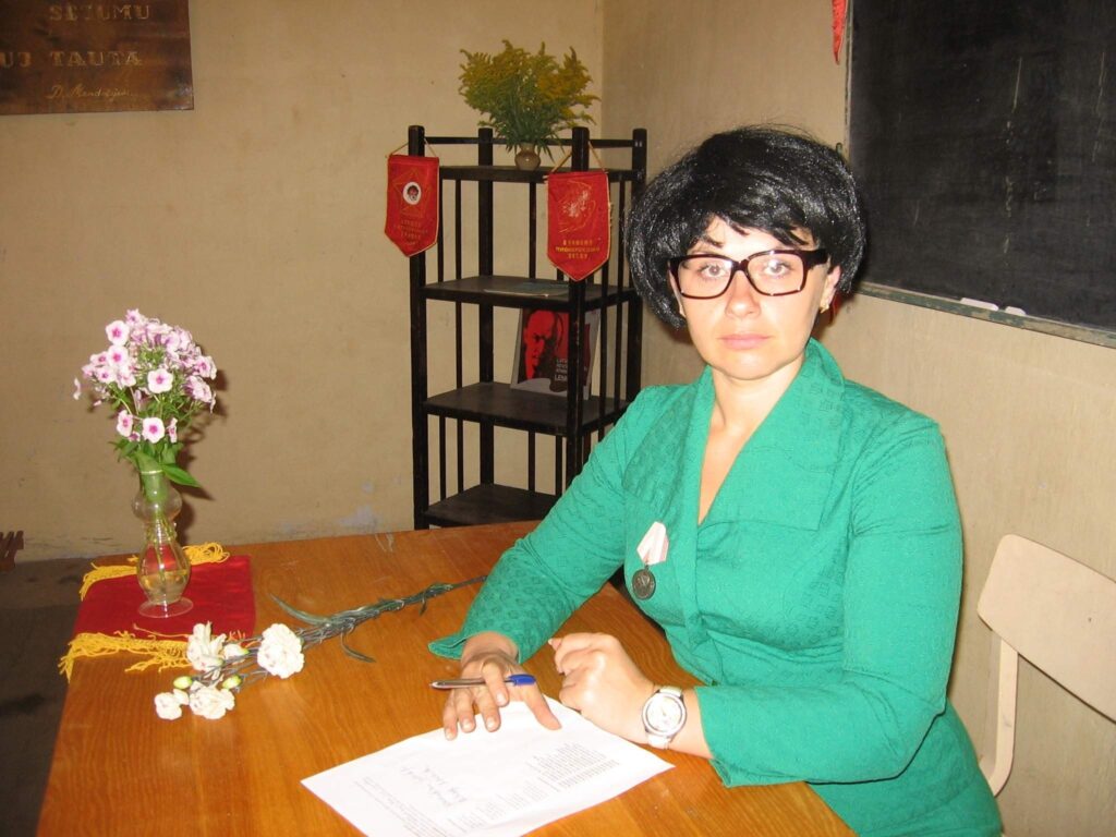 Smiltenes novada tūrisma speciāliste, grundzāliete Dace Ozoliņa iejutusies Paulīnas skoliņas galvenās direktores lomā un uz stundām gaida skolēnus.
Autors: publicitātes foto