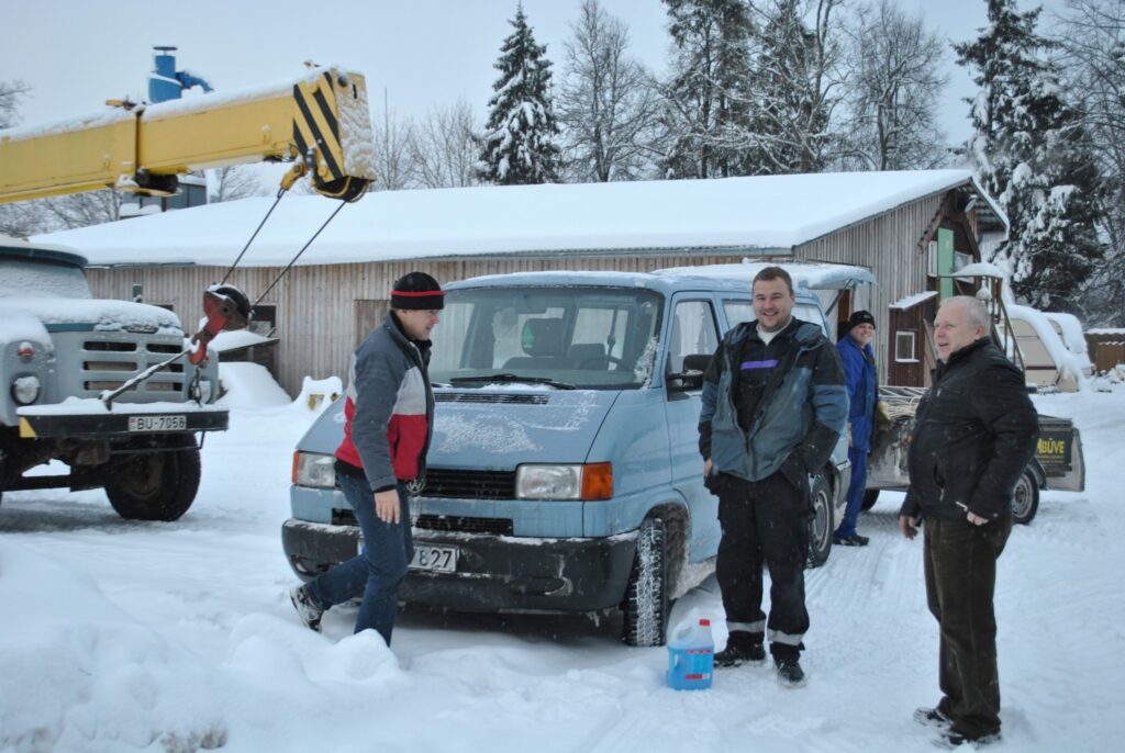 Palsmanes pagasta uzņēmējs, Smiltenes novada deputāts Dzintars Zvaigzne (no labās) uzskata, ka laukos viens no kavēkļiem uzņēmējdarbības attīstībai ir ceļu uzturēšana. Ziemā ceļi ir grūti izbraucami.
Autors: Sandra Pētersone